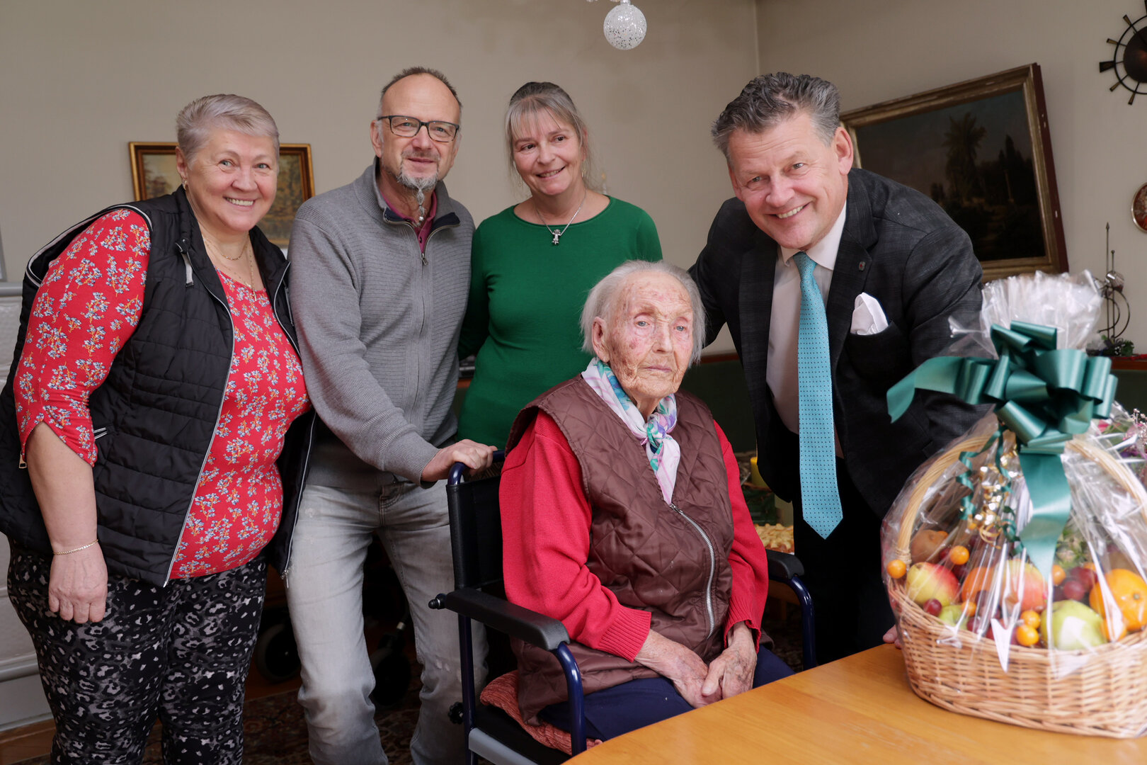 Bürgermeister Christian Scheider gratulierte Maria Primig zu ihrem 101. Geburtstag. Foto: StadtKommunikation/Wajand