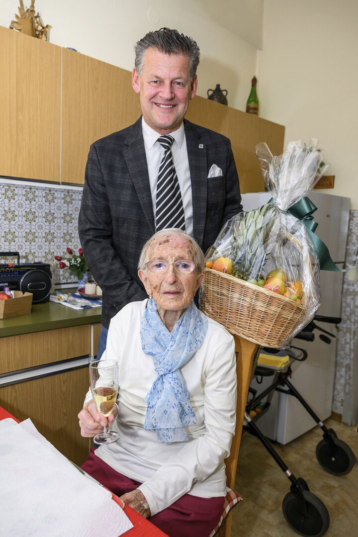 Maria Langhans freute sich über die Glückwünsche von Bürgermeister Christian Scheider zu ihrem 102. Geburtstag. Foto: StadtKommunikation/Hude