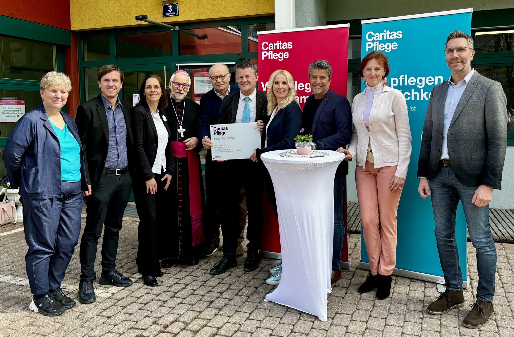 Bei der offiziellen Segnungsfeier waren Vertreter aus Politik, Kirche sowie Verwaltung anwesend: v.l.: Heimleiterin Elke Brunner MBA, Vzbgm. Ronald Rabitsch, Mag. Marion Auer-Fercher (kaufmännische Leiterin Caritas Kärnten), Diözesanbischof Dr. Josef Marketz, Heimbewohnervertreter Bibi Menschik, Bürgermeister Christian Scheider, Donata Rössler-Merlin MA, BA, MAS (Bereichsleiterin Stationäre Betreuung und Pflege) sowie Landtagsabgeordneter Stefan Sandrieser, Magistratsdirektorin Mag. Isabella Jandl und Verfahrenskoordinator Mag. Alexander Lubas MA. Foto: Büro Bgm. 