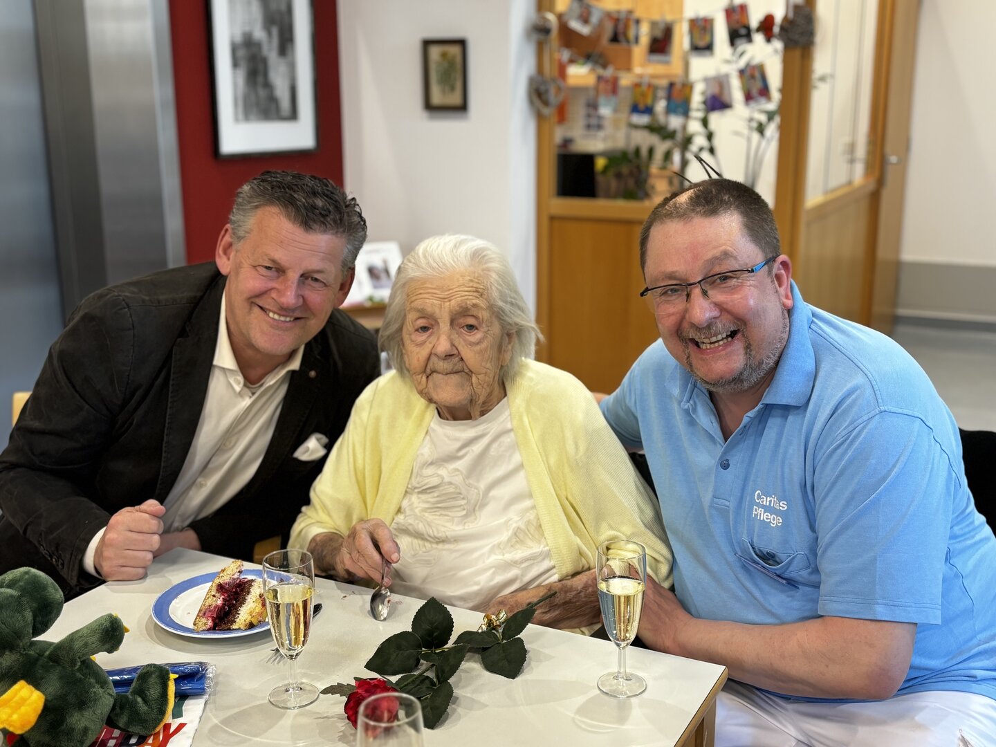 Die Jubilarin Josefa Wiedenbauer freute sich über die persönlich überbrachten Geburtstagsglückwünsche von Bürgermeister Christian Scheider. Foto: Büro Bürgermeister