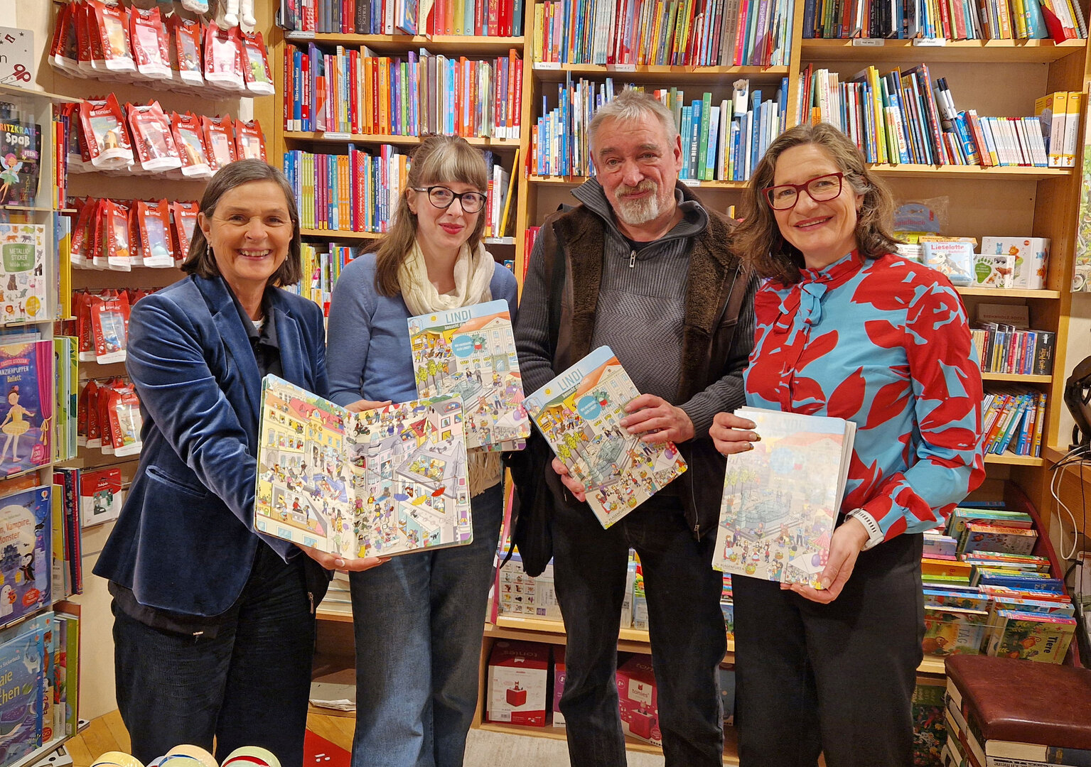 Maga. Astrid Malle (Frauenbüro Klagenfurt), Illustratorin Verena Schellander sowie Achim Zechner (Verlag Heyn) und Familien- bzw. Frauenreferentin Stadträtin DIin Constance Mochar präsentieren „LINDI in der Stadt“.  Foto: SK / Glinik