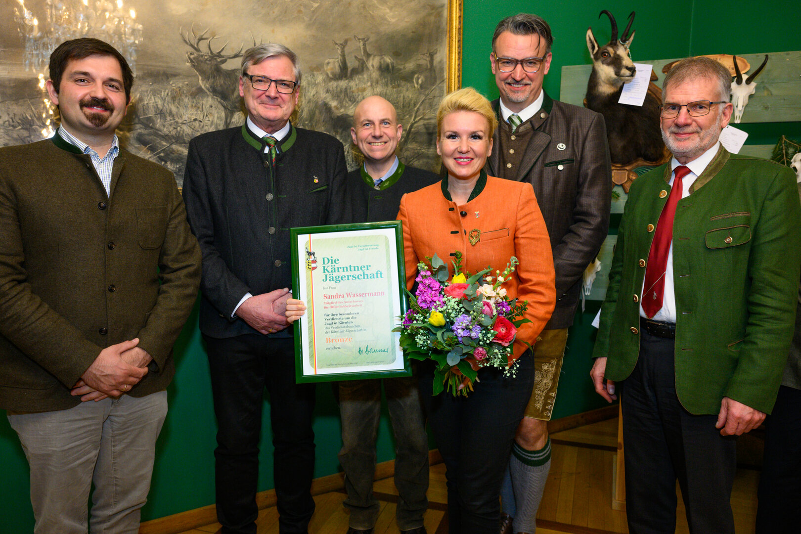 V.l.n.r. Bezirksjägermeister Spittal an der Drau Christian Angerer, Landesjägermeister Walter Brunner, BJM Stv. Mario Velikogne, Jagdreferentin Sandra Wassermann, BJM Klagenfurt Georg Helmigk, BJM Alfons Kogler St. Veit an der Glan beim Bezirksjägertag 2025 im Schloss Mageregg. Foto: Kärntner Jägerschaft/Thomas Hude
