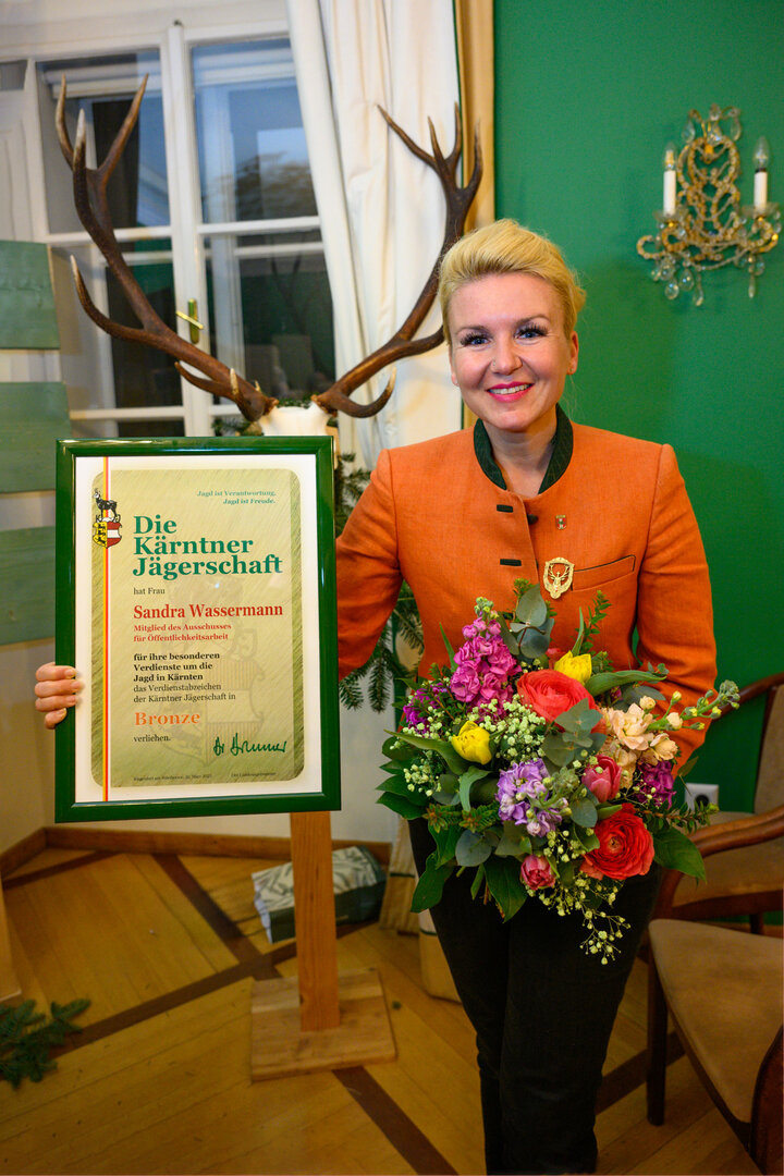Jagdreferentin Stadträtin Sandra Wassermann BA erhielt das Verdienstabzeichen der Kärntner Jägerschaft in Bronze. Foto: Kärntner Jägerschaft/Thomas Hude