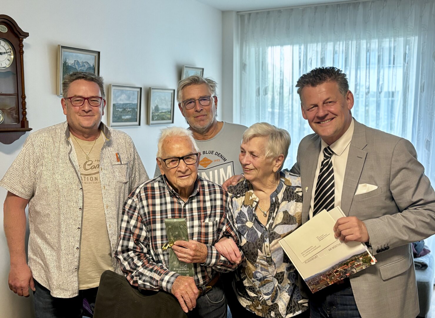 Emmerich Urschitz feierte mit seiner Familie seinen 100. Geburtstag. Bürgermeister Christian Scheider gratulierte persönlich du diesem Ehrentag. Foto: Büro Bürgermeister