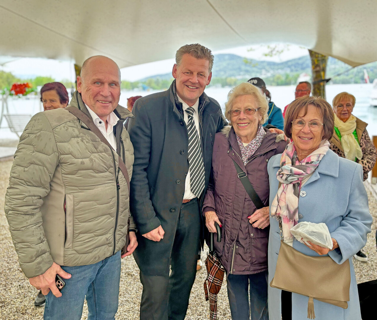 Joachim Katzenberger (Leiter der Abt. Soziales) mit Bürgermeister Christian Scheider und Seniorinnen bei der Schiffsanlegestelle in der Ostbucht, wo die heurige Muttertagsschifffahrt startete. Foto: Büro Bgm.