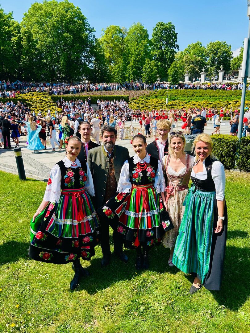 Stadträtin Sandra Wassermann, BA, Dr. Ferdinand Lanker, Honorarkonsul der Republik Polen in Klagenfurt, und Mag. Barbara Lanker, Abteilung Präsidium, mit polnischer Trachtengruppe Karpaty in der Partnerstadt Rzeszów. Foto: Abteilung Präsidium