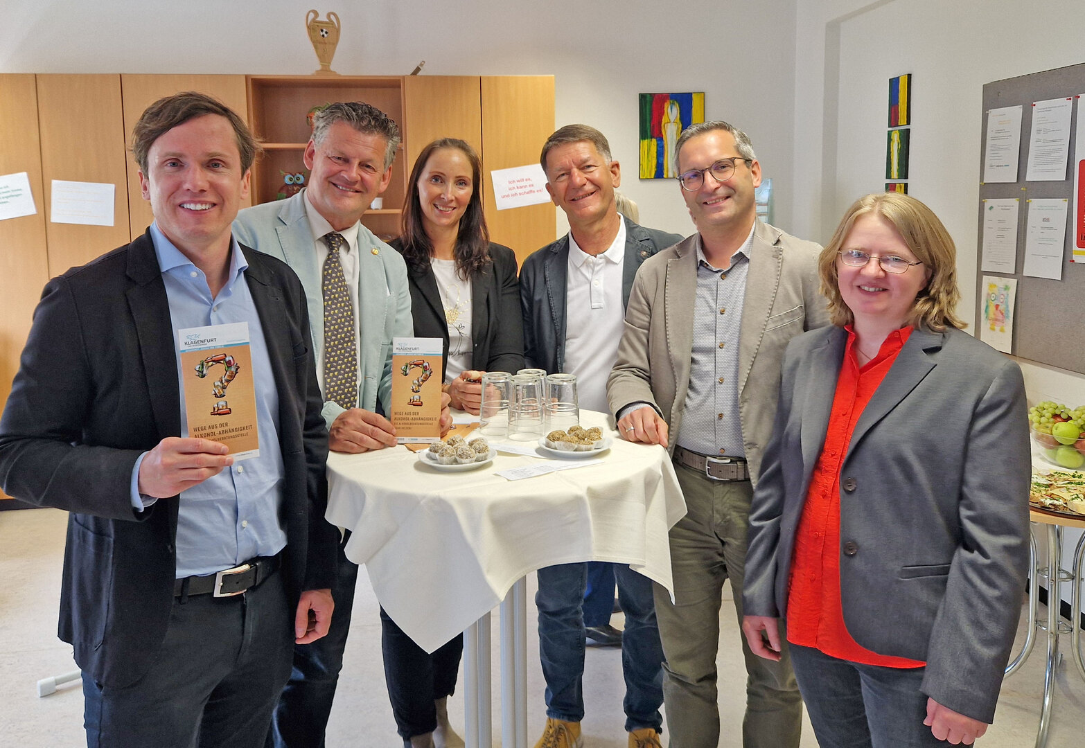 Im Rahmen der österreichweiten Schwerpunktwoche lud die Alkoholberatung der Stadt Klagenfurt zum Tag der offenen Tür ein: v.l. Vzbgm. Ronald Rabitsch, Bürgermeister Christian Scheider, Mag. Kerstin Fanzott (Leiter der Suchtberatung), Mag. Josef Saliternig (Alkoholberatung), Gesundheitsreferent Stadtrat Mag. Franz Petritz und Elisabeth Grabner, MSc (Alkoholberatung).  Foto: SK/Glinik