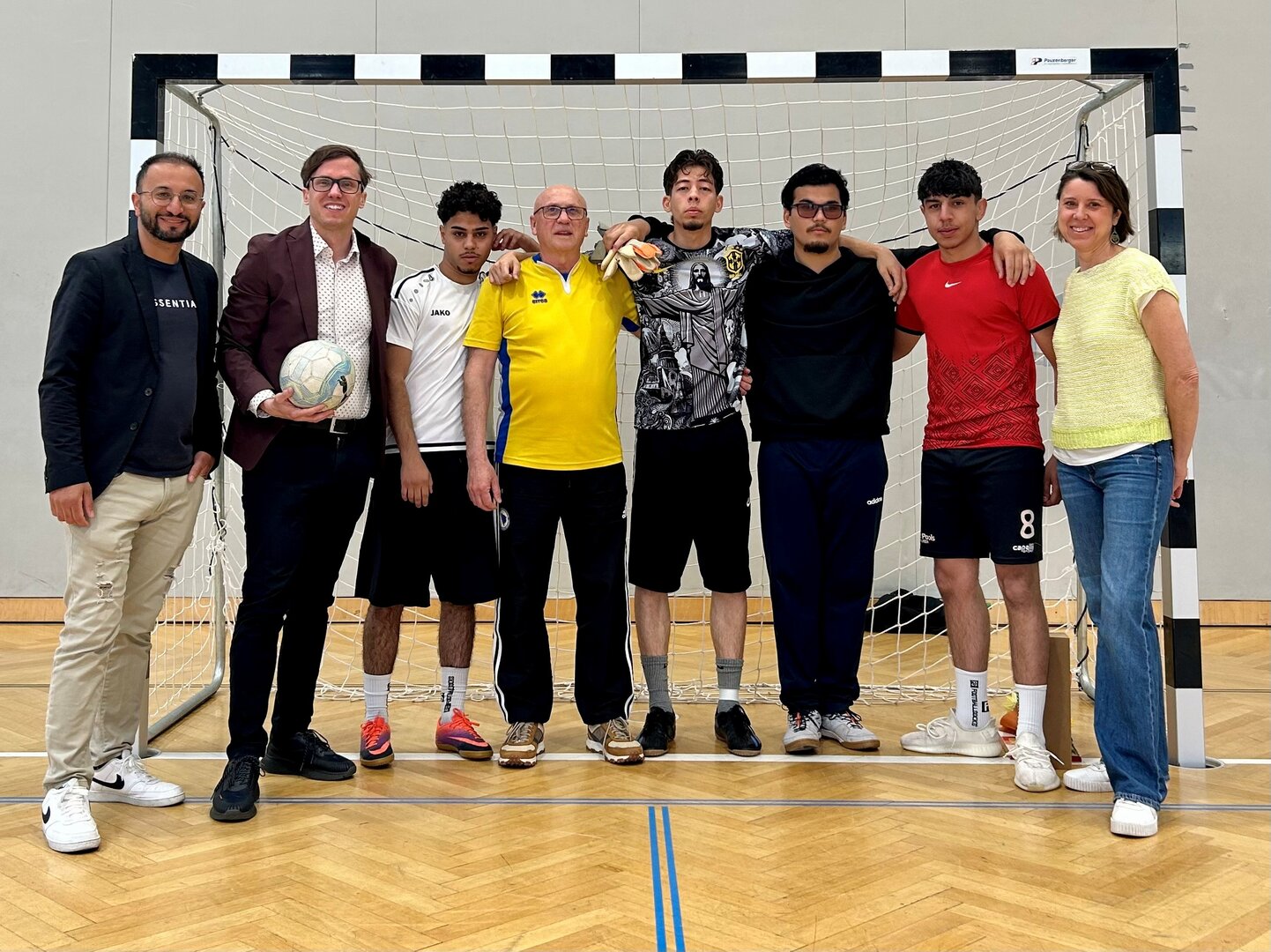 Jugendreferent Vizebürgermeister Ronald Rabitsch gemeinsam mit Sinan Tepe, Trainer Muamer Krajisnik, Silvia Vrzak, Leiterin des Youth Point Don Bosco, und ein paar der Fußballspieler bei der Eröffnung des 11. Hallenturniers des Fußballprojekts vom Youth Point Don Bosco. Foto: Büro Rabitsch