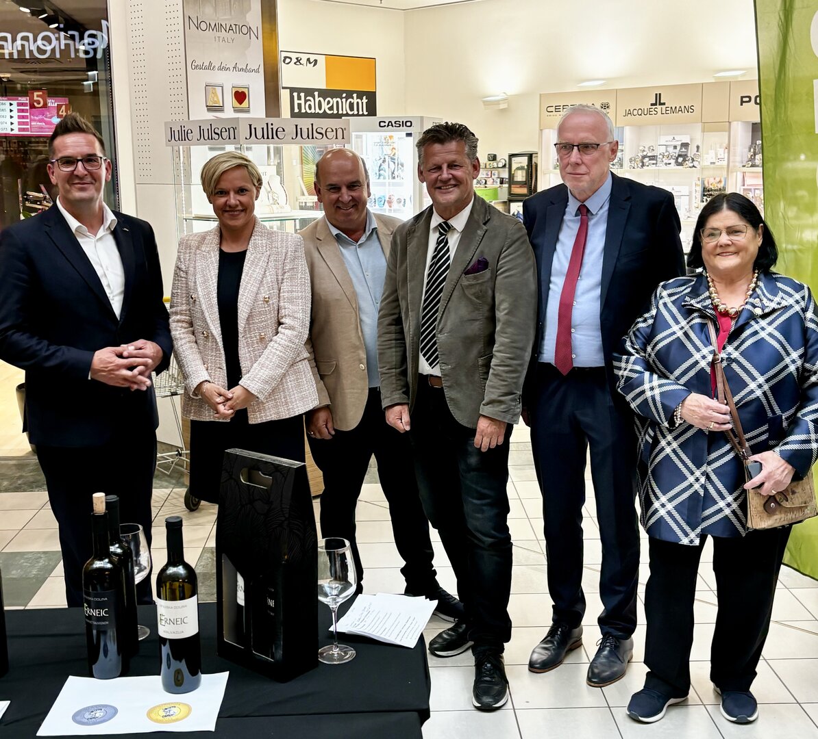 Bürgermeister Christian Scheider und Gemeinderätin Ulrike Herzig mit der Delegation aus Nova Gorica bei der Informationsveranstaltung im Südpark Klagenfurt. Foto: Büro Bürgermeister