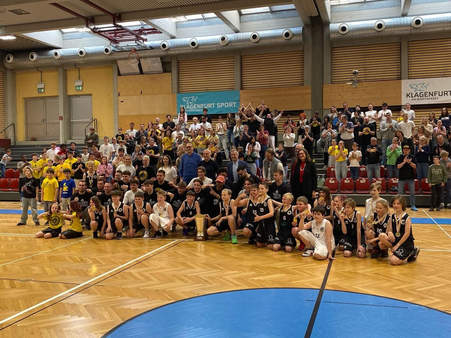 Die Wörthersee Piraten feierten gestern gemeinsam mit Fans, Vereinsführung und Unterstützern den Meistertitel in der Ballsporthalle St. Peter. Foto: Büro Mochar