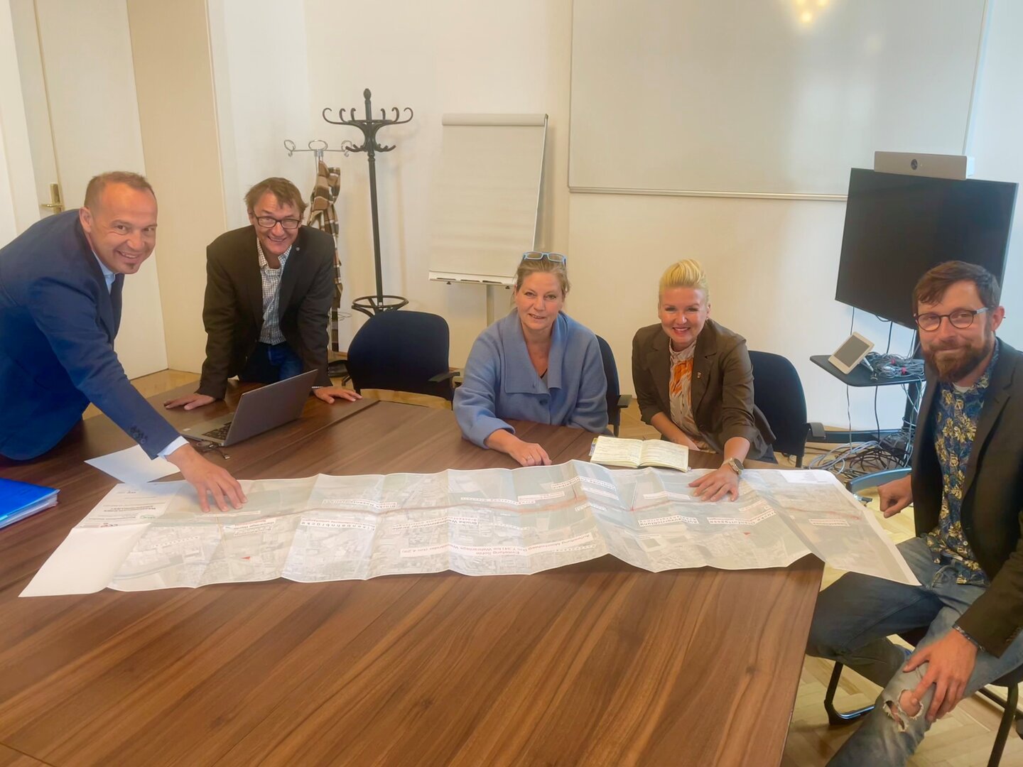 Entsorgungsreferentin Stadträtin Sandra Wassermann, BA, mit Sektionschefin Monika Mörth, Ing. Gernot Bogensberger und Vertretern des Landes Kärnten (Sektion 1 Wasserwirtschaft) beim Arbeitsgespräch zum Thema Hochwasserschutz Glanfurt im Bundesministerium in Wien. 
