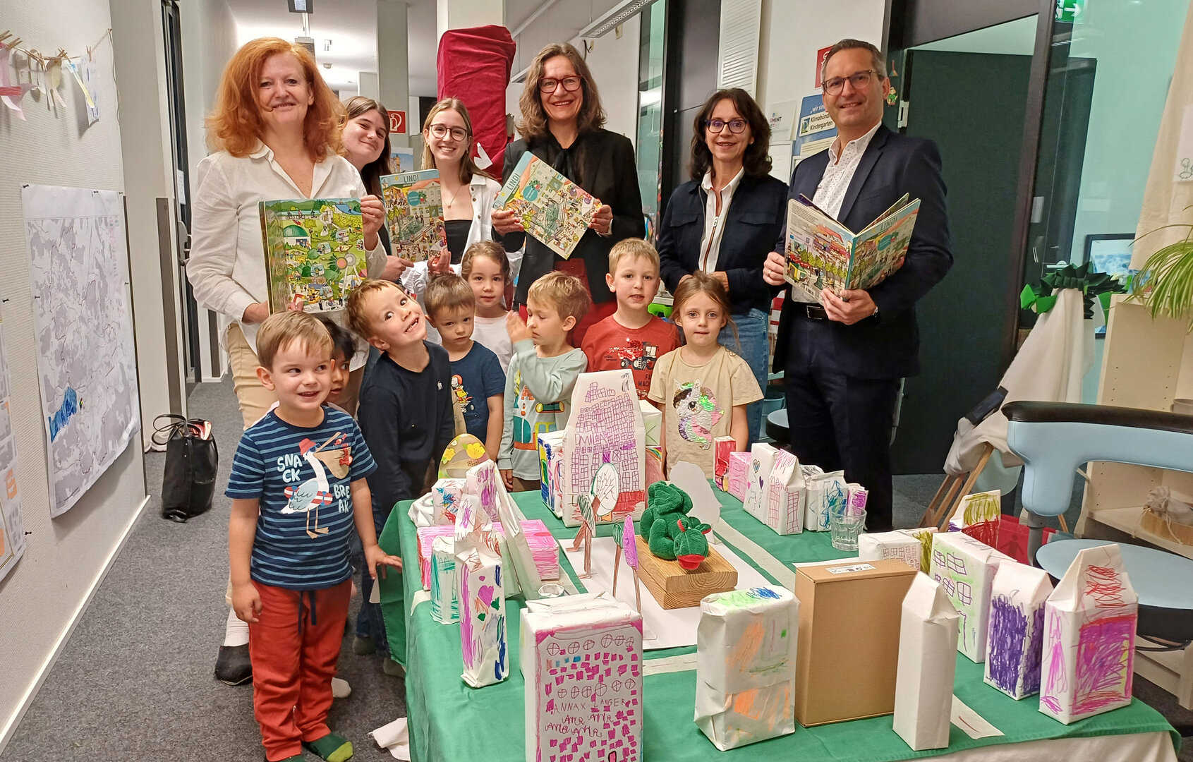 Der Kindergarten „Bunte Knöpfe“ erhielt heute einige Ausgaben des Wimmelbuches „Lindi besucht die Stadt“. Frauenreferentin Stadträtin DIin Constance Mochar war gemeinsam mit Kindergartenreferent Stadtrat Mag. Franz Petritz bei der Übergabe vor Ort.  Fotos: Büro Petritz