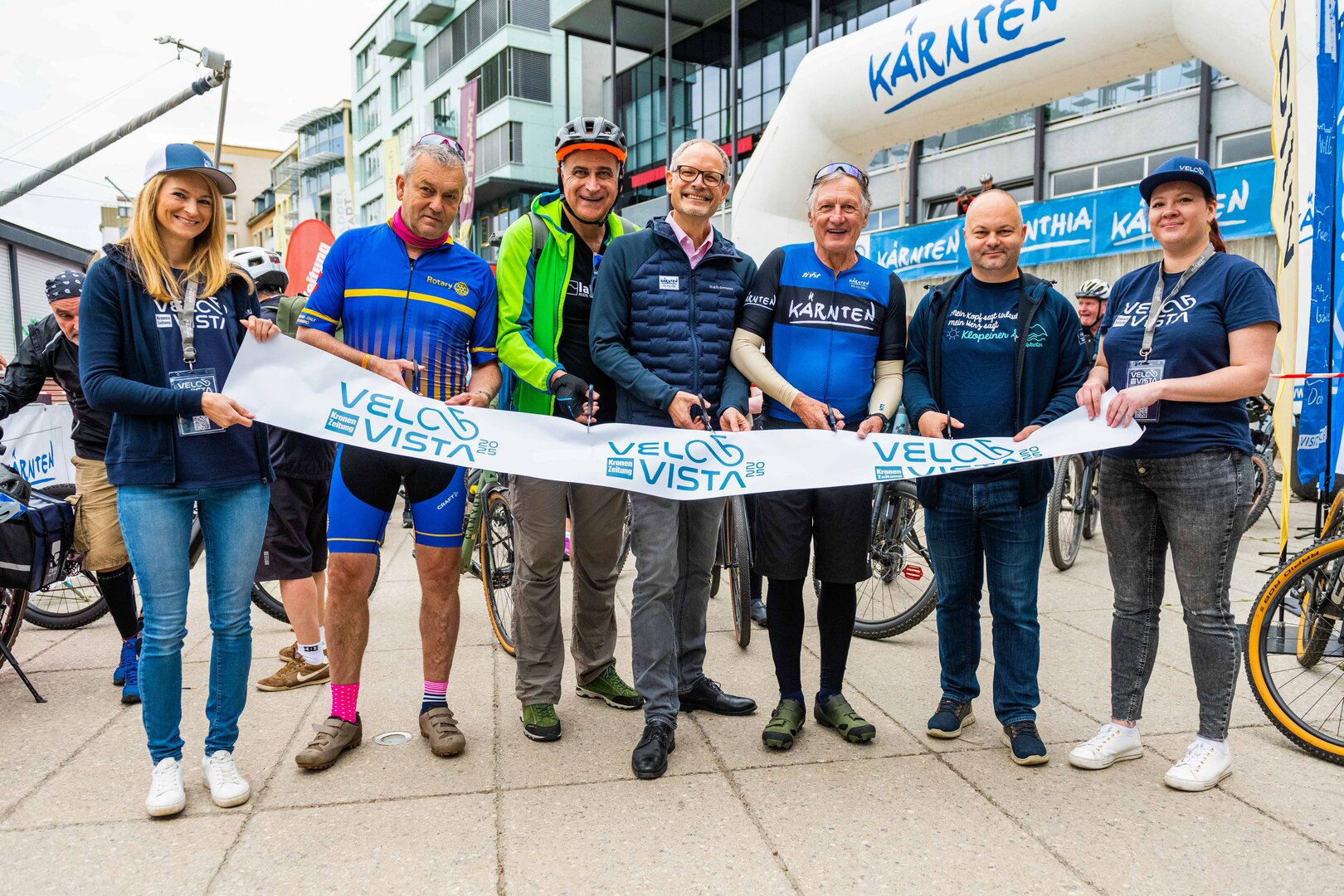 Die Velovista-Tour führte durch einige Kärntner Städte und Gemeinden. Die Route führte auch nach Klagenfurt. Stadtrat Max Habenicht radelte mit und begrüßte die Teilnehmer, darunter auch Ski-Ass Franz Klammer. Foto: PSB Media