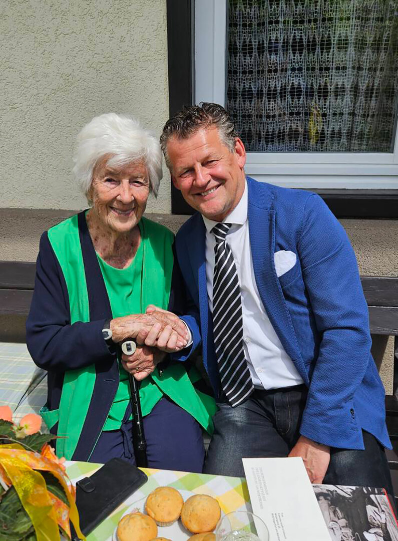 Bürgermeister Christian Scheider besuchte Franziska Kabusch anlässlich ihres Geburtstages.   Foto: Büro Bgm. 
