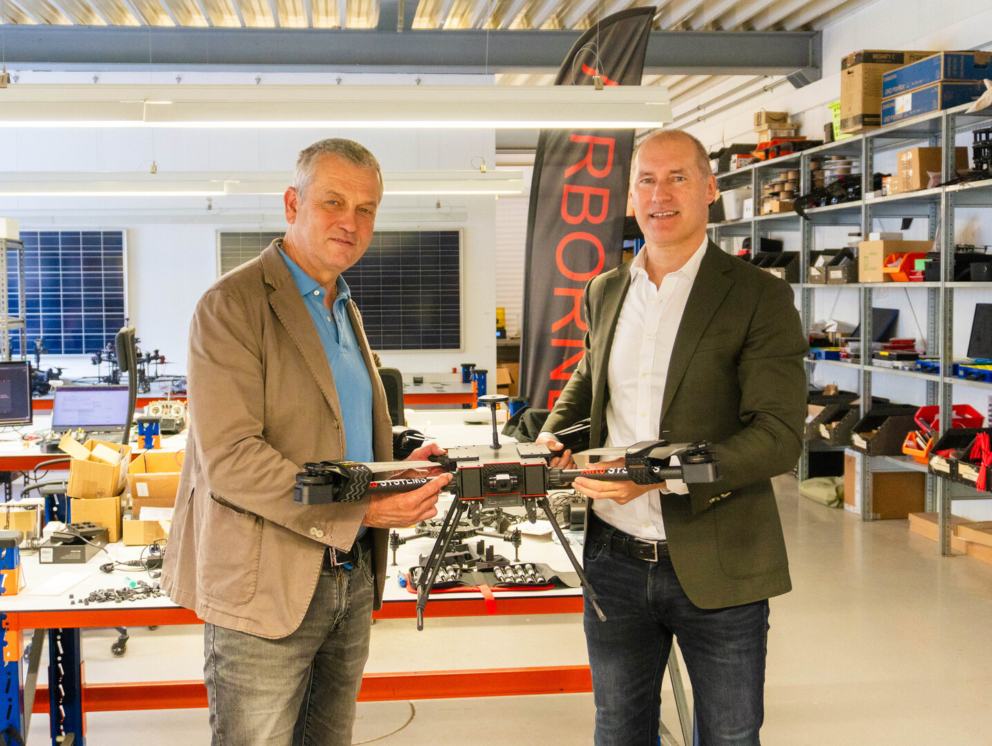 Wirtschaftsreferent Stadtrat Max Habenicht und AIR6 SYSTEMS Geschäftsführer Alexander Fraess-Ehrfeld mit der AIR4-Drohne am Standort in der Pharmaziegasse 5. Foto: StadtKommunikation/Zechner