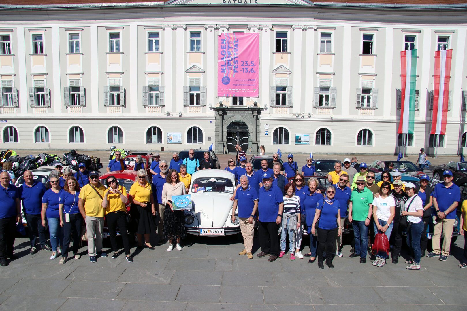 Stadträtin Constance Mochar begrüßte den Verein „Wheels for Europe“ bei seinem Zwischenstopp auf dem Neuen Platz.