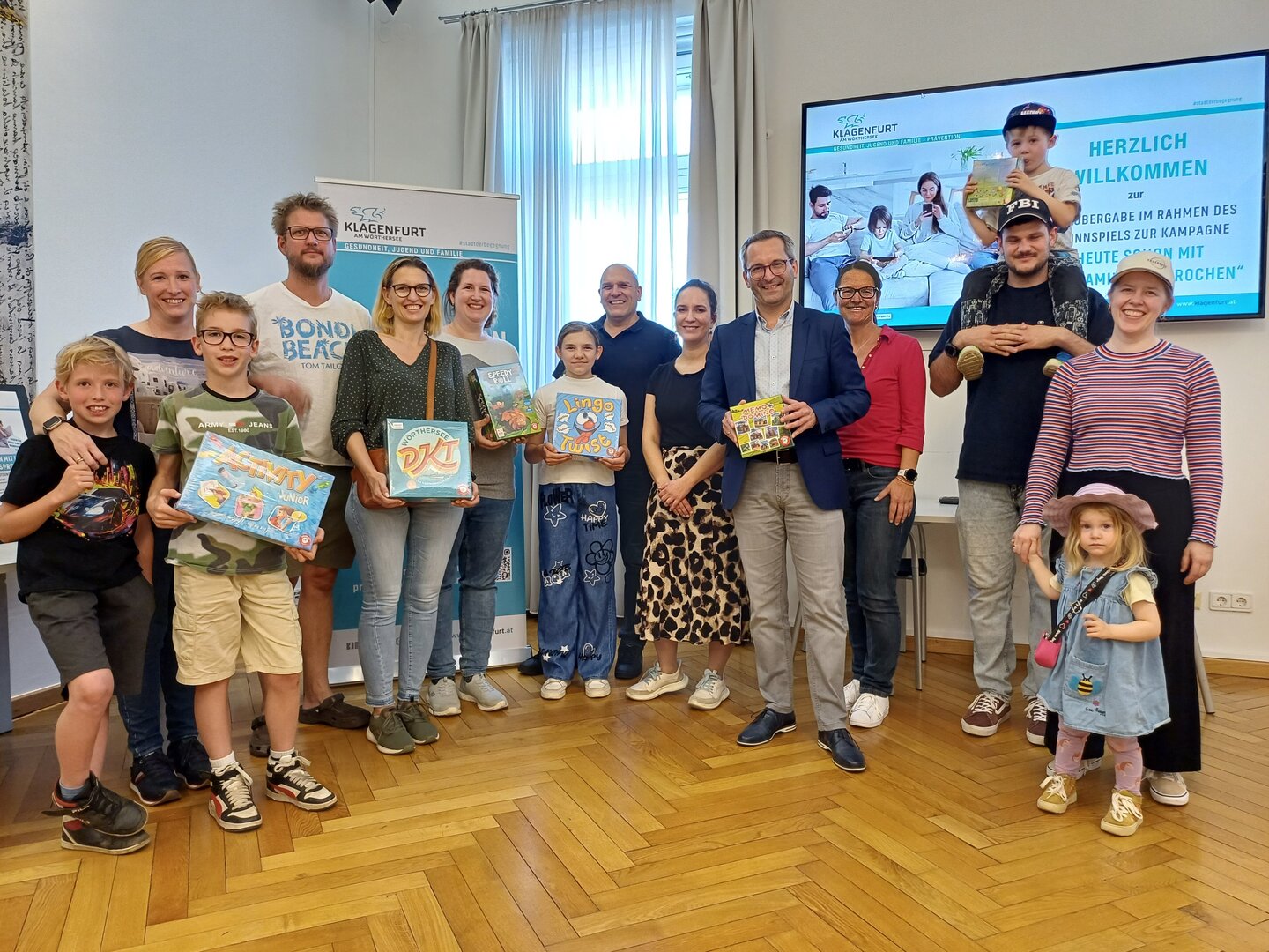 Stadtrat Mag. Franz Petritz mit den Gewinner-Familien des Ideenwettbewerbs und dem Team der Präventionsstelle. Foto: Büro Petritz