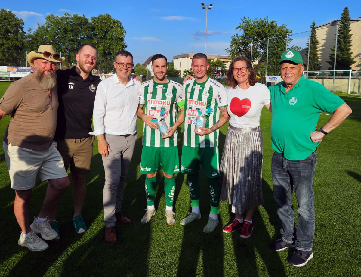 Übergabe eines Anerkennungspreises beim SV Donau Spiel: (v.l.n.r.) Michael Layroutz (Obmann Stv. SV Donau), Lukas Richard Koch (Obmann SV Donau), Gemeinderat Manfred Jantscher, Thomas Guggenberger, Sebastian Layroutz, Stadträtin Constance Mochar und Willi Guggenberger (Beirat).