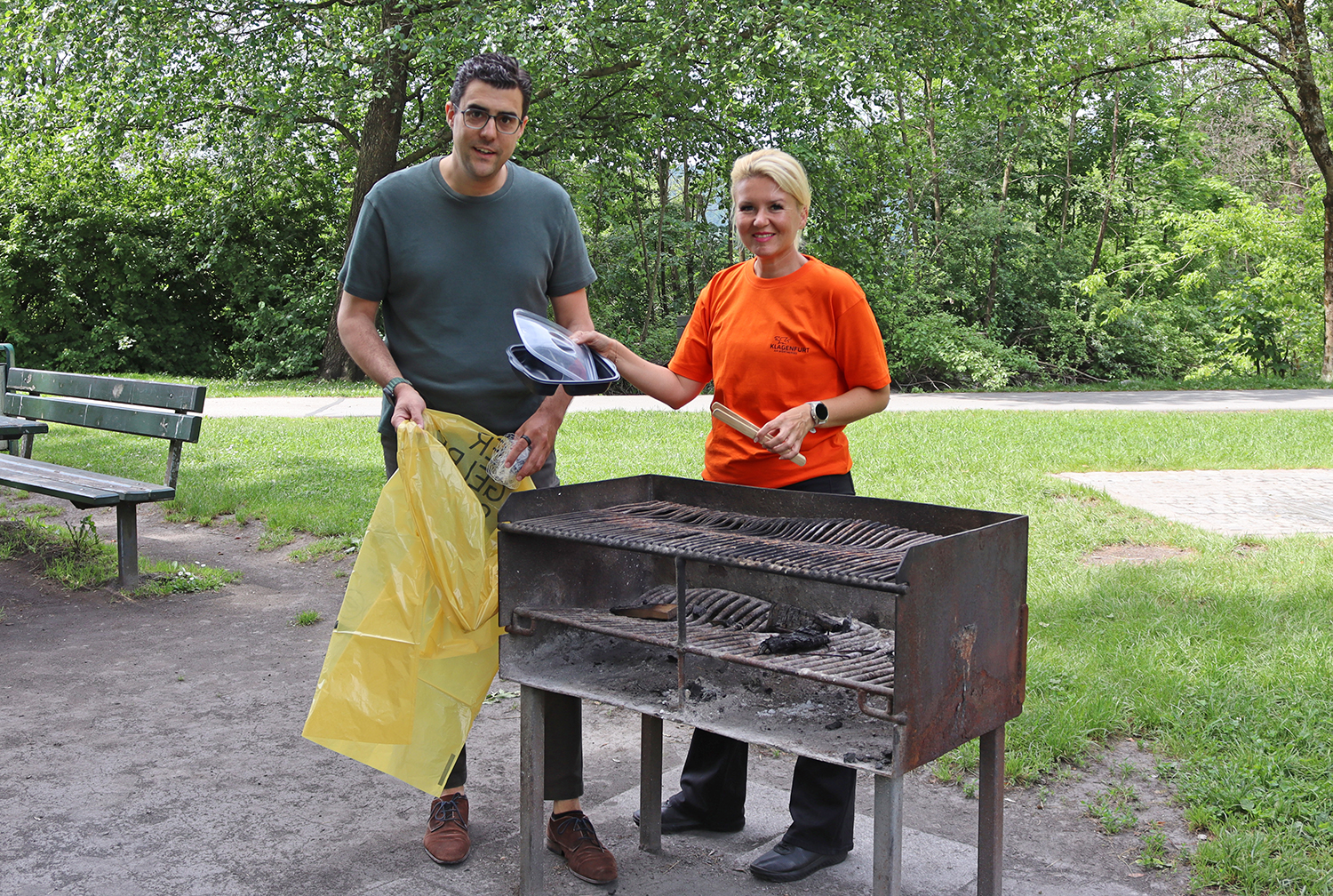 Entsorgungsreferentin Sandra Wassermann, BA besuchte einen der drei öffentlichen Grillplätze in Klagenfurt und verweist auf die ordnungsgemäße Mülltrennung nach dem Grillen. Foto: SK / Tilli  