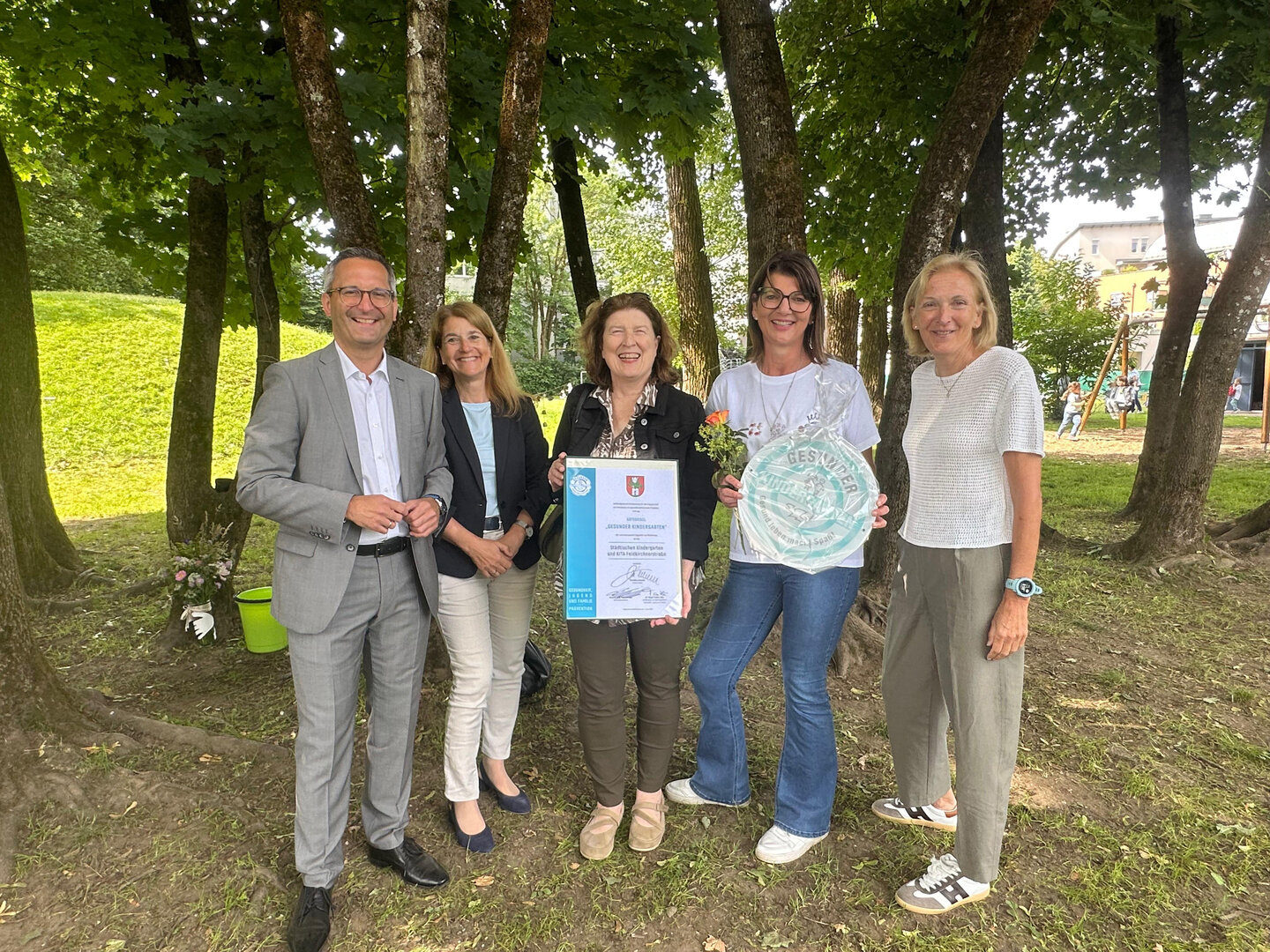 Stadtrat Mag. Franz Petritz mit Dr. Jutta Hafner-Sorger (Präventionsstelle), Gemeinderätin Gabriela Holzer, Kindergartenleiterin Doris Komaier und Dr. Birgit Trattler (Leiterin der Abt. Gesundheit, Jugend und Familie) bei der Gütesiegelverleihung im Kindergarten Feldkirchner Straße.  Foto: Büro Petritz