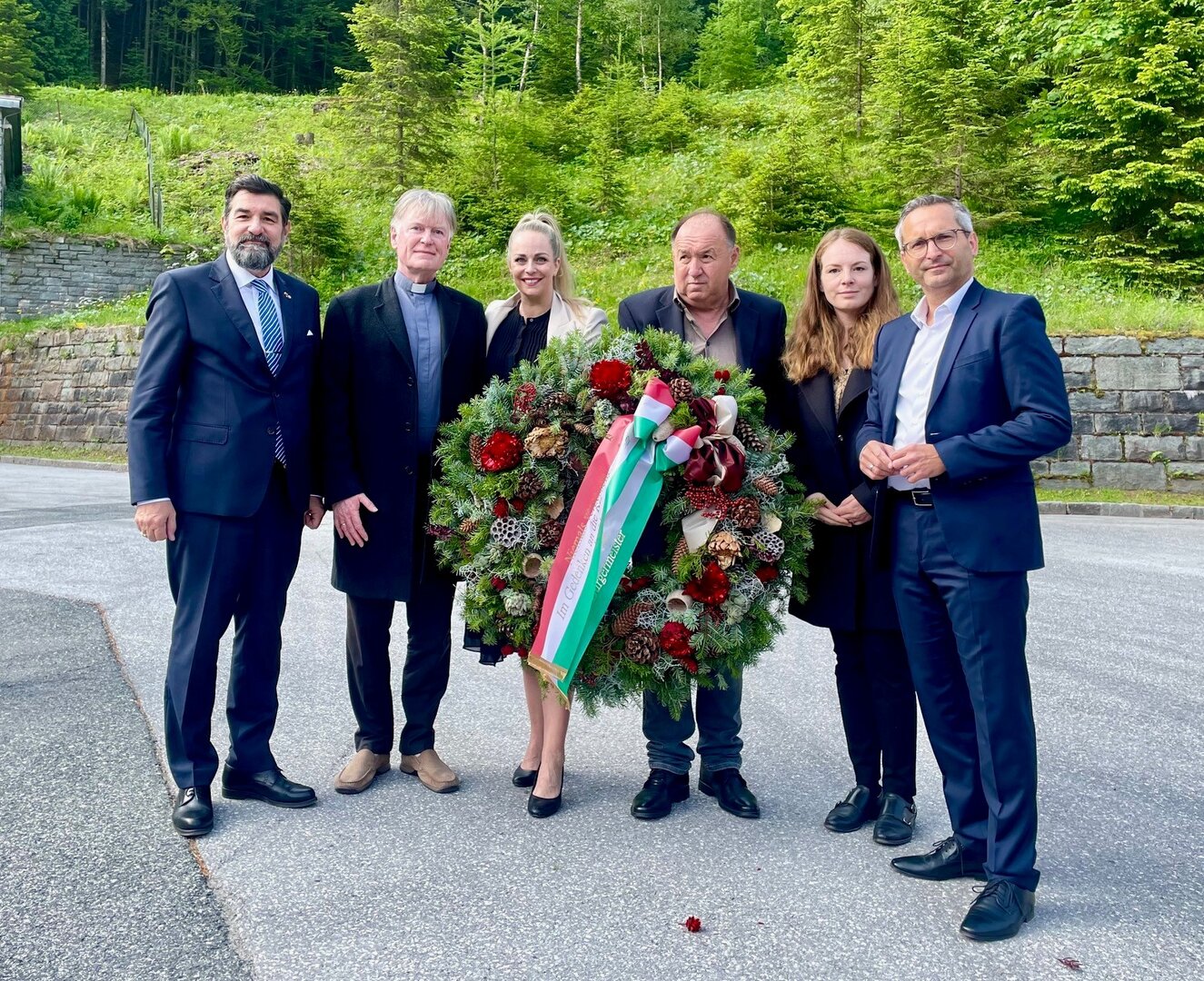 Stadtrat Mag. Franz Petritz gemeinsam mit Luise Krispenz, 3. Bürgermeisterin aus Klagenfurts Partnerstadt Dachau, dem polnischen Honorarkonsul Dr. Ferdinand Lanker und Björn Mensing, Pfarrer und Historiker an der evangelischen Versöhnungskirche in der KZ-Gedenkstätte Dachau, bei der Gedenkfeier am Loibl. Foto: Abteilung Präsidium