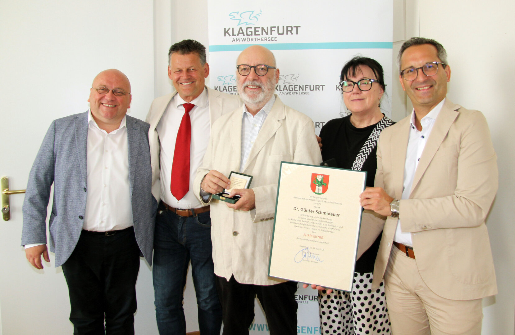 rleihung des Ehrpfennigs im Rathaus: Kulturamtsleiter Mag. Alexander Gerdanovits, Bürgermeister Christian Scheider, Dr. Günter Schmidauer mit Gattin Gabriele und Kulturstadtrat Mag. Franz Petritz (v.l.n.r.). 