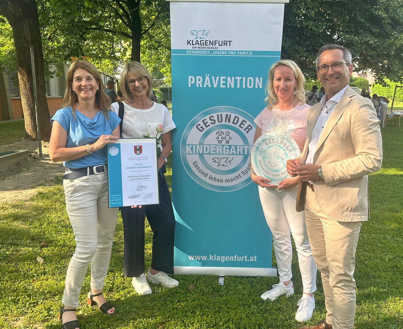 v.l. Dr. Jutta Hafner-Sorger (Präventionsstelle), Mag. Andrea Wakonig (Dienstelle Kindergärten), Sandra Motnik (Leiterin des Kindergarten Regenbogen) und Stadtrat Mag. Franz Petritz bei der Gütesiegel-Verleihung. Foto: Büro Petritz