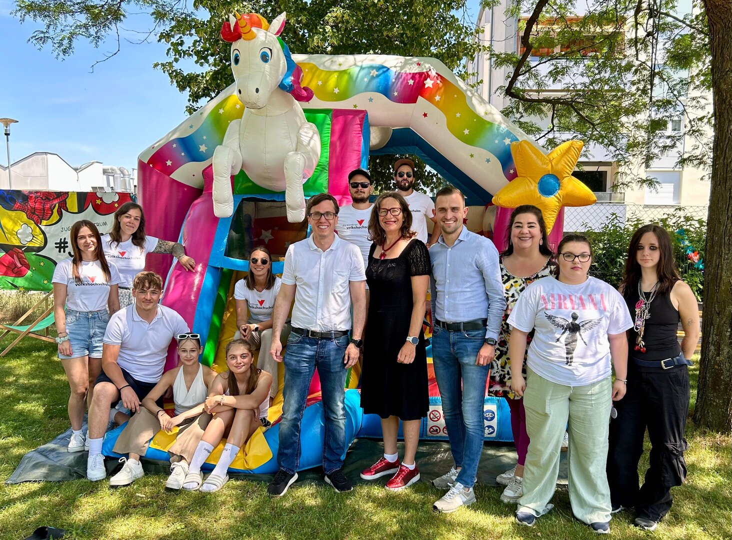 Jugendreferent Vizebürgermeister Ronald Rabitsch, Stadträtin DI Constance Mochar, Landtagsabgeordneter Maximilian Rakuscha MEd, GR Ines Domenig BEd gemeinsam mit Betreuerinnen und Betreuern sowie den Jugendlichen beim 20-Jahr-Jubiläum des Jugendzentrums Welzenegg. Foto: Büro Rabitsch