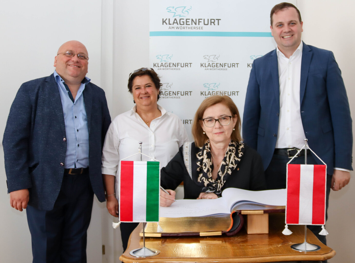 Die ungarische Botschafterin Edit Szilágyiné Bátorfi gemeinsam mit Europareferent Vizebürgermeister Patrick Jonke, Honorarkonsulin Mag. Konstanze Maria Roehrs und dem Kulturamtsleiter Mag. Alexander Gerdanovits bei der Eintragung ins Goldene Buch der Landeshauptstadt. Foto: StadtKommunikation/Tilli