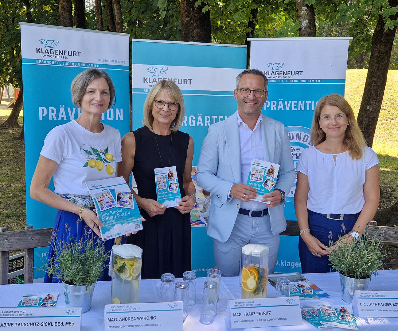 v.l. Sabine Tauschitz-Sickl, BEd, MSc (Leiterin des Kindergarten Fischl), Mag. Andrea Wakonig (Dienstelle Kindergärten und Horte), Stadtrat Mag. Franz Petritz und Dr. Jutta Hafner-Sorger (Präventionsstelle) gaben Einblicke in die städtischen Betreuungseinrichtungen. Foto: SK/Glinik