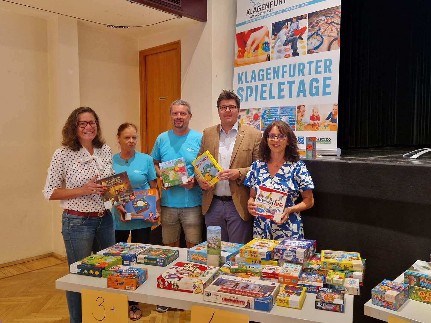 StR DIin Constance Mochar, Beatrix Steiner (Spielkreis Ebenthal), Joe Grabner (Ferienbetreuung Funtastico), Mag. Georg Reichstamm (BKS) und Astrid Kumer-Daxerer (Familienbüro Klagenfurt) im Gemeindezentrum St. Ruprecht.  Foto: SK