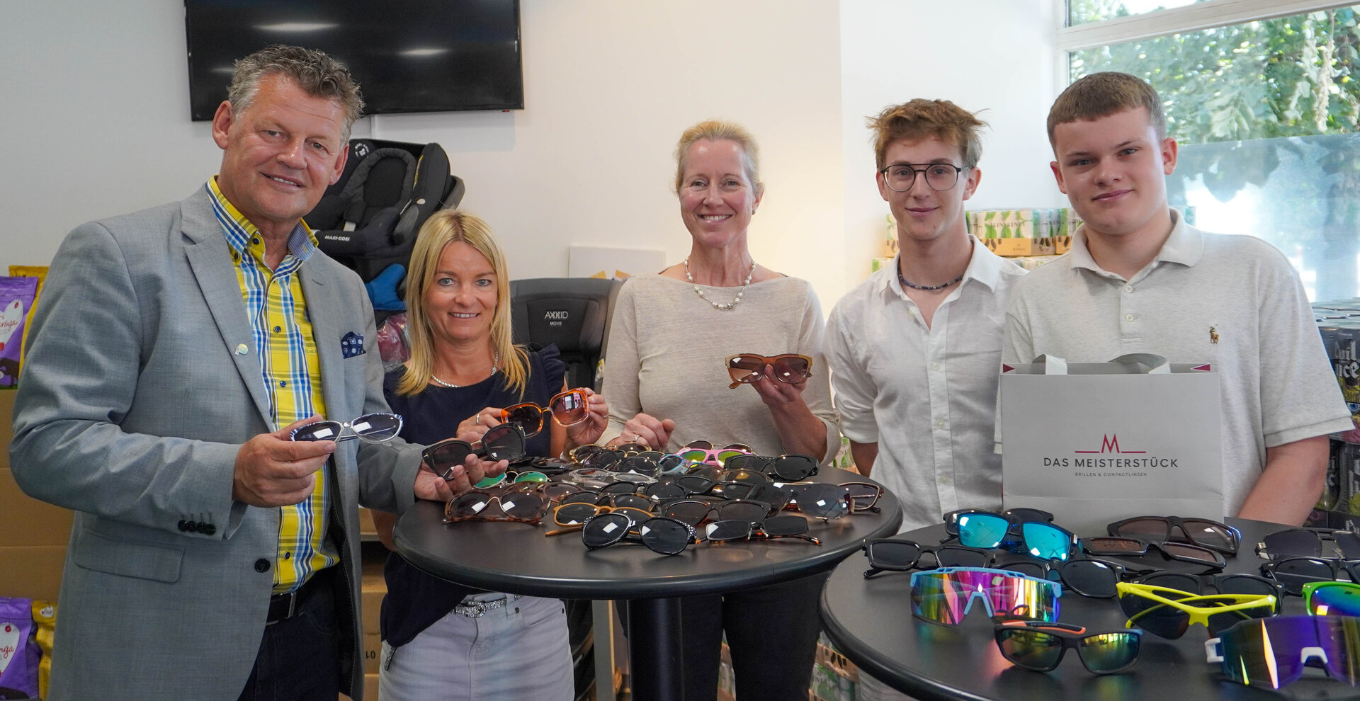 Sozialreferent Bürgermeister Christian Scheider gemeinsam mit Fundamt-Mitarbeiterin Annemarie Gruber, Mag. Theres Leber, Geschäftsführerin SoMa, und den Mitarbeitern des Optikerbetriebes „Das Meisterstück“ Samuel Taumberger und Moritz Becker im Sozialmarkt in der Priesterhausgasse. Foto: StadtKommunikation/Zechner