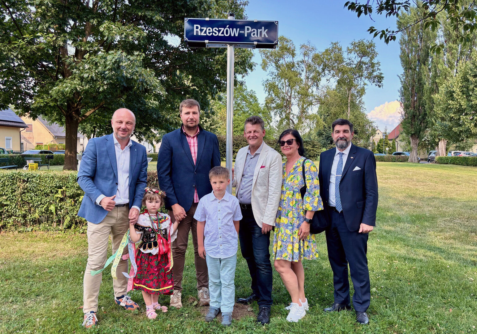 (v.l.n.r.) Bürgermeister von Rzeszow Konrad Fijolek, Slavomir Stenko, Greta Stenko, Jakub Stenko, Bürgermeister Christian Scheider, Honorarkonsul Dr. Ferdinand Lanker, Katarzyna Kubiak Jansche von Klub Sobiewski.