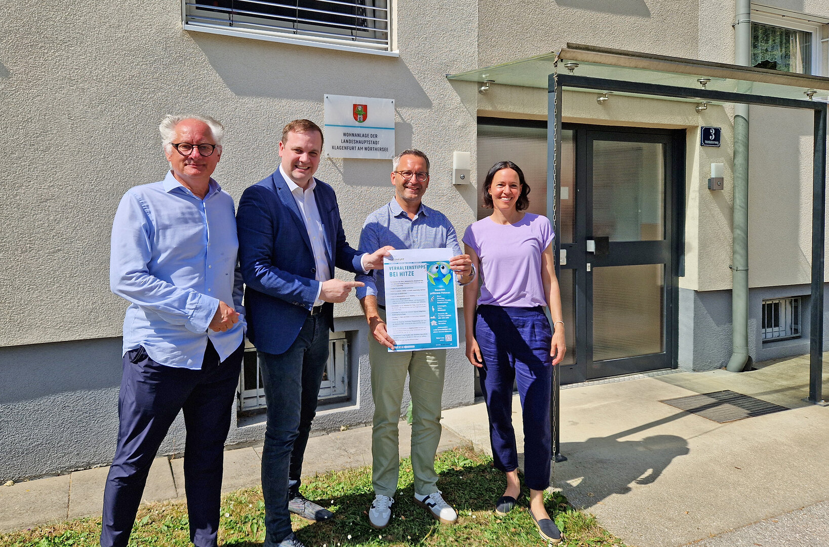 Auch im Heimkehrerweg wurde in den Stiegenhäusern der städtischen Wohnanlagen Info-Plakate aufgehängt. v.l.: Gerhard Scheucher, MBA (Klagenfurt Wohnen), Vizebürgermeister Patrick Jonke, Stadtrat Mag. Franz Petritz und Dr. Tatjana Kampusch (Präventionsstelle) informieren die Bevölkerung zum Thema Hitze. Foto: SK/Glinik