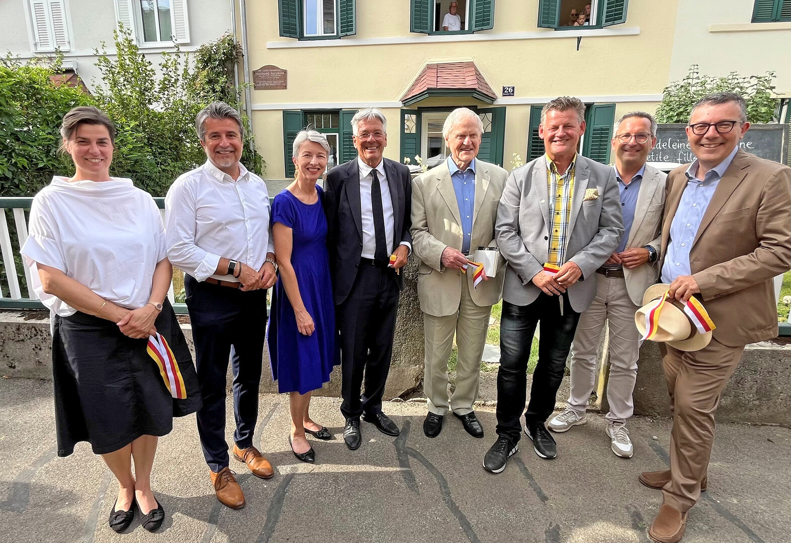 Vertreter aus Politik und Kultur kamen zur Eröffnung des Ingeborg Bachmann-Hauses in der Henselstraße: Katharina Herzmansky (Kuratorin der Ausstellung), Landtagsabgeordneter Stefan Sandrieser, LH-Stellvertreterin Dr. Gaby Schaunig, Landeshauptmann Dr. Peter Kaiser sowie Heinz Bachmann, Bürgermeister Christian Scheider, Stadtrat Mag. Franz Petritz und GR Mag. Manfred Jantscher. (v.l.) Foto: SK/Unterkircher