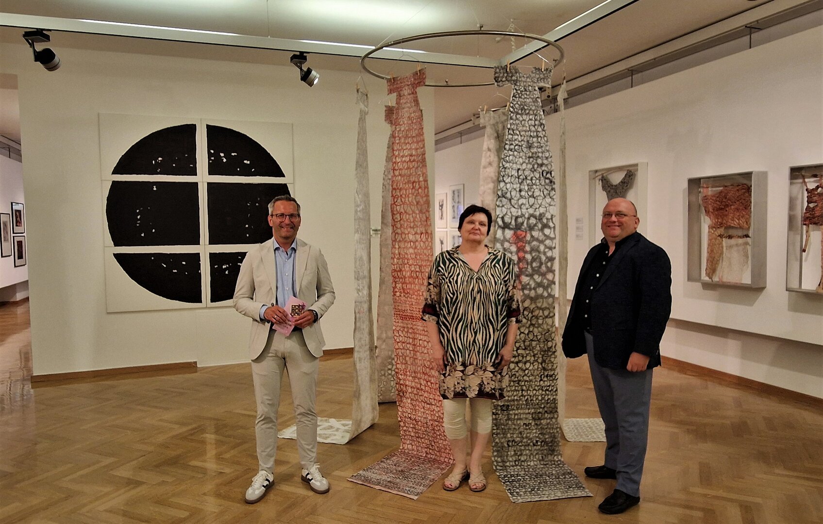 Kulturreferent Stadtrat Mag. Franz Petritz mit den Kuratoren Mag. Beatrix Obernosterer (Leiterin der Stadtgalerie) und Mag. Alexander Gerdanovits (Leider der Abt. Kultur) vor einem Werk von Marlies Liekfeld-Rapetti, deren Werke u.a. in der Schau zu sehen sind.  Foto: SK / Glinik