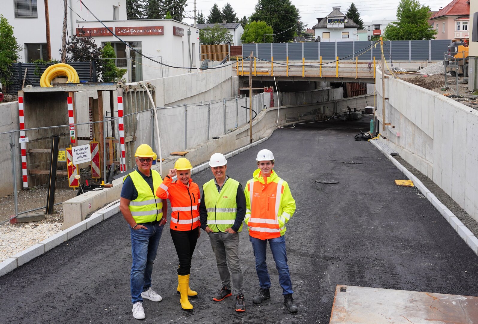 Straßenbau- und Verkehrsreferentin Stadträtin Sandra Wassermann BA gemeinsam mit Verkehrsombudsmann Claus Nunner, Ernst Ritzer (ÖBB Baumanagement) und David Kalt (Mitarbeiter bei ÖBA – Kastner) beim Lokalaugenschein der neuen Bahnunterführung in Waidmannsdorf. Foto: StadtKommunikation/Zechner