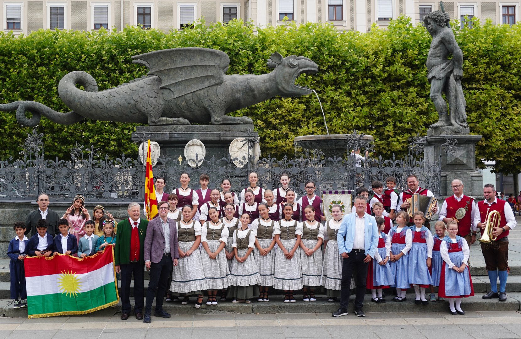 Die Kinder- und Volkstanzgruppe aus Tarragona, Klagenfurts Partnerstadt, wurden von Bürgermeister Christian Scheider und Jugendreferent Vizebürgermeister Ronald Rabitsch am Neuen Platz begrüßt. Foto: StadtKommunikation/Zechner