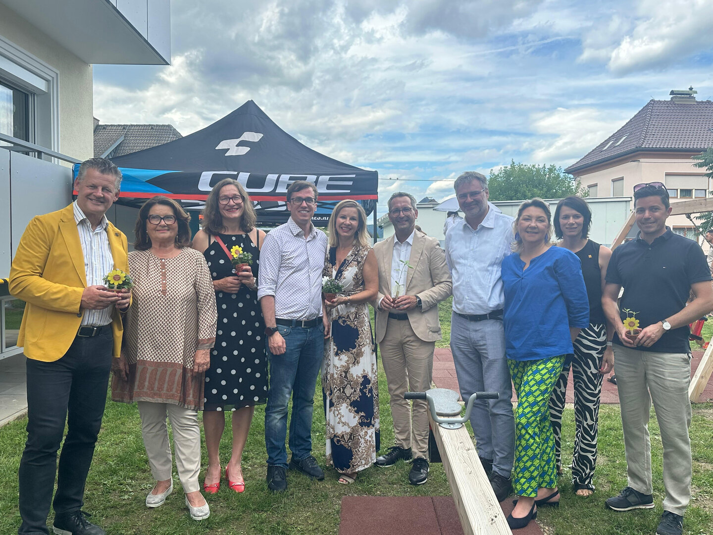 Gemeinsam mit Bürgermeister Christian Scheider und weiteren Kollegen aus dem Stadtsenat besuchte Stadtrat Mag. Franz Petritz das Sommer- bzw. Eröffnungsfest der Hilfswerk Kärnten-KITA in Viktring. Foto: Büro Petritz