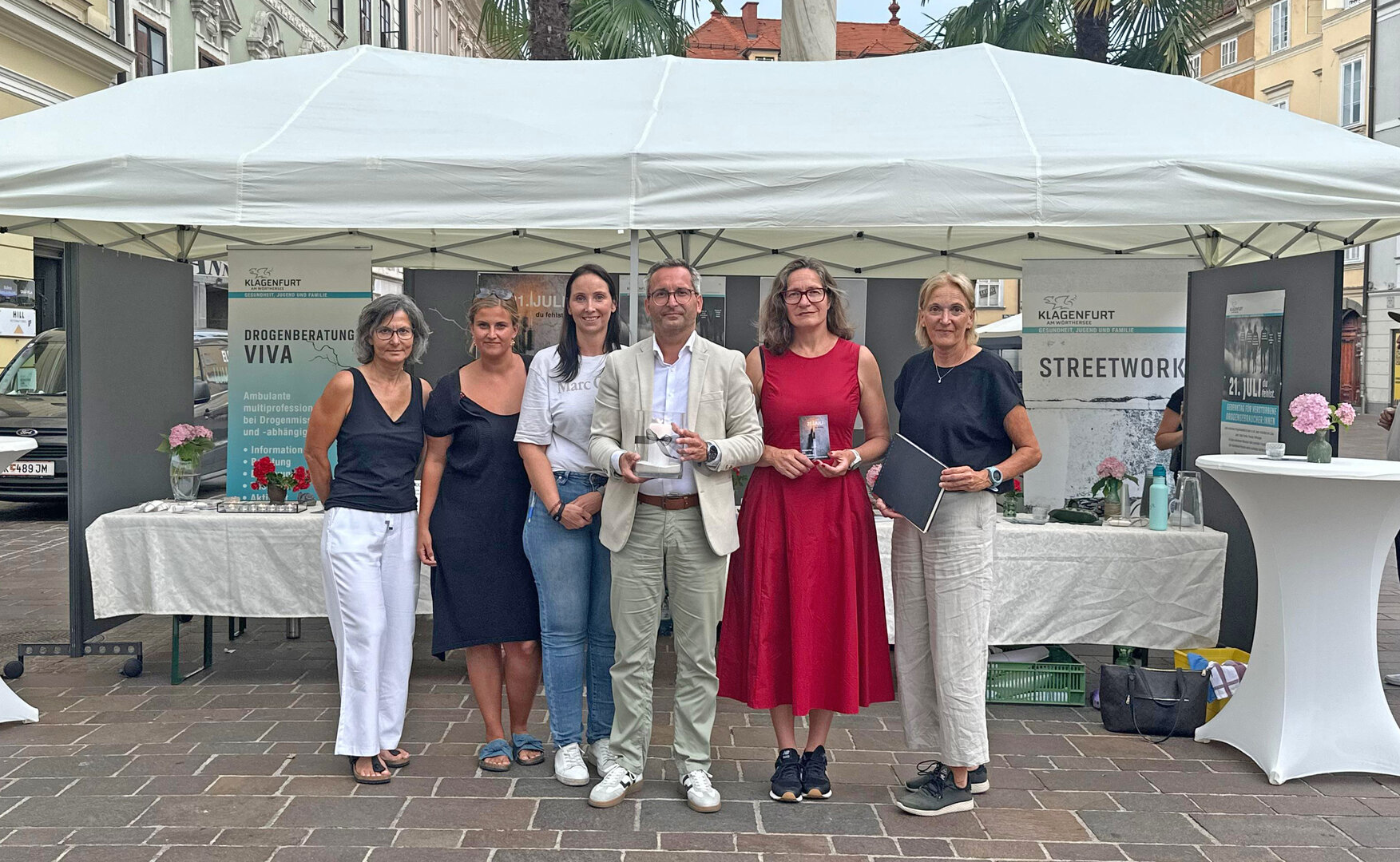 Gesundheitsreferent Stadtrat Mag. Franz Petritz besuchte mit Stadträtin DI Constance Mochar den Aktionstag der Drogenberatungsstelle VIVA auf dem Alten Platz. Am Bild mit den Mitarbeiterinnen Birgit Jäger, Julia Petschar, Mag. Kerstin Fanzott (Leiterin der Drogenberatungsstelle) und Dr. Birgit Trattler (Leiterin der Abt. Gesundheit, Jugend und Familie). Foto: Büro Petritz