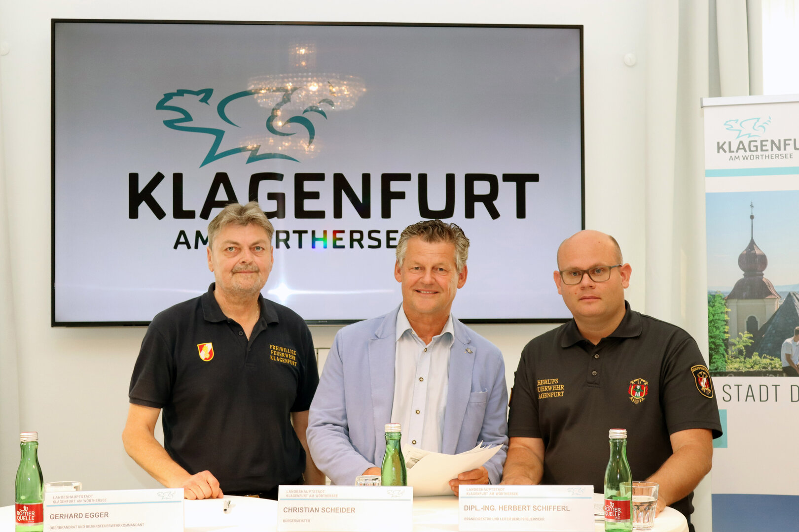 Bezirksfeuerwehrkommandant OBR Gerhard Egger, Feuerwehrreferent Bürgermeister Christian Scheider und Branddirektor Dipl.-Ing. Herbert Schifferl (v.l.n.r.) stellten gemeinsame Einsparungsmaßnahmen vor.