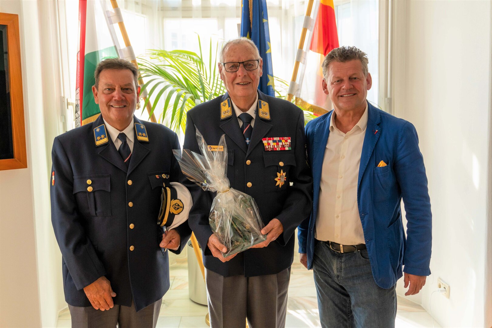 Albert Maryodnig, Kärntner Landesleiter a.D., bekam von Bürgermeister Christian Scheider im Beisein von Mag. Wilfried Kammerer, Einsatzleiter in Klagenfurt, den Gläsernen Lindwurm überreicht. Foto: StadtKommunikation/Zechner