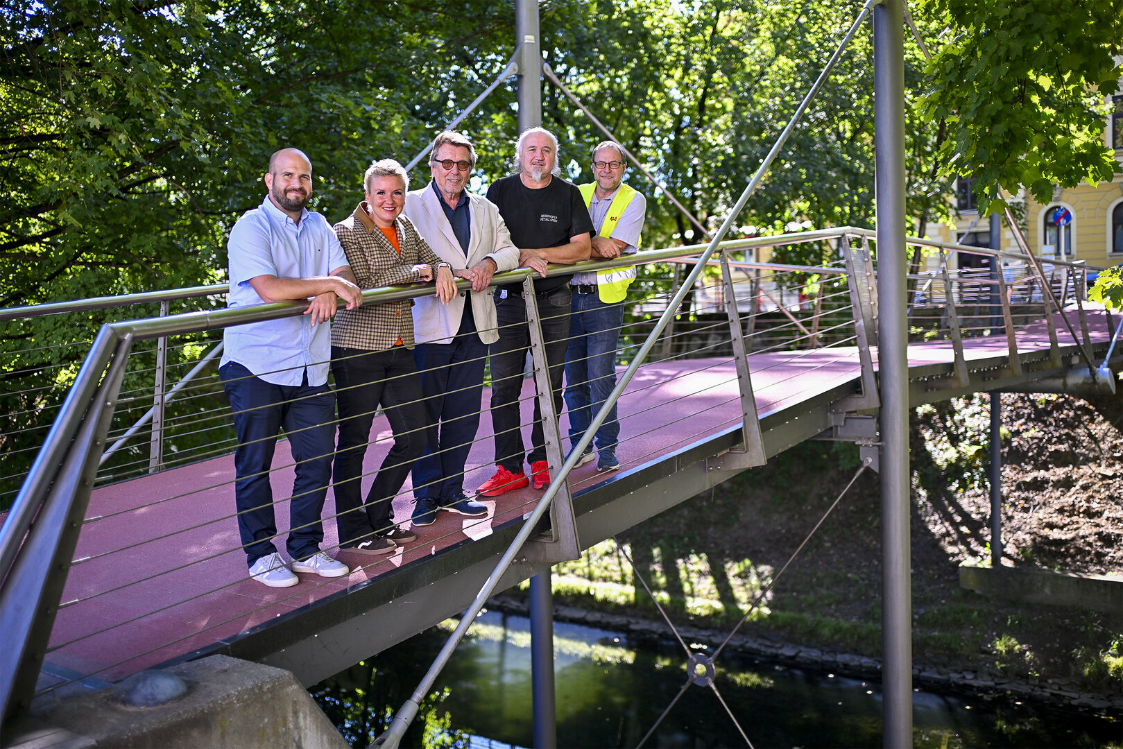 v.l. DI Daniel Sebö (Leiter der Abt. Straßenbau und Verkehr), Stadträtin Sandra Wassermann, BA, DI Werner Omansiek, Johann Herrnhofer und Ing. Daniel Domenig (Projektleiter) heute Vormittag am frisch sanierten Jergitschsteg.  Foto: Helge Bauer / SK