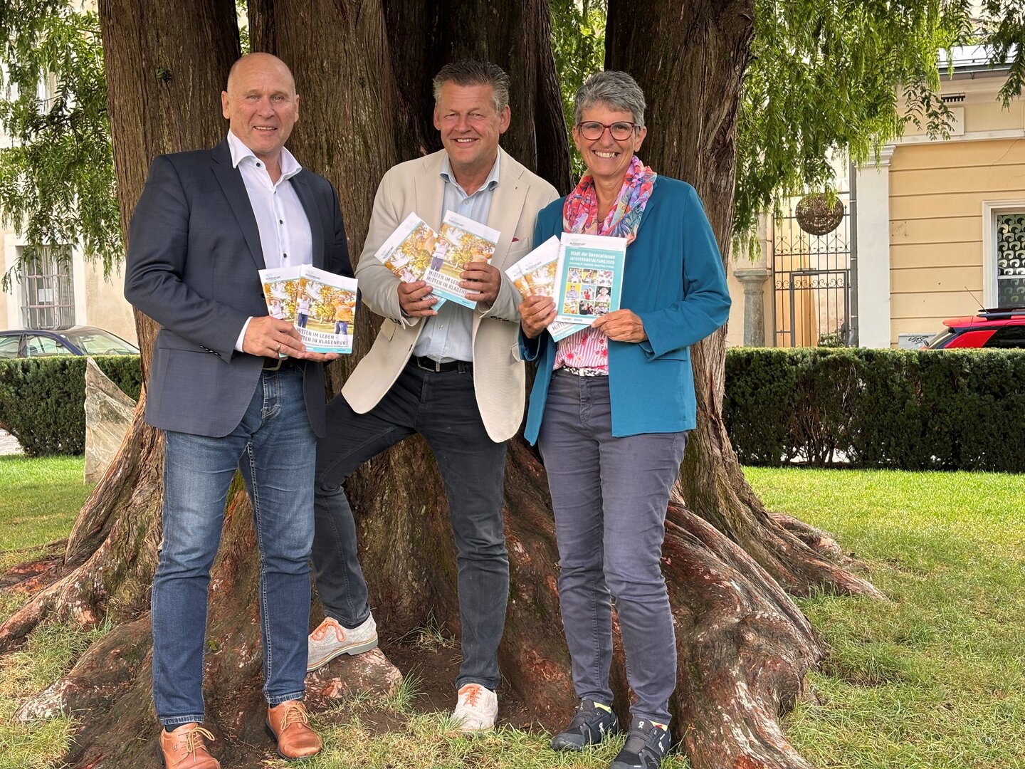 Joachim Katzenberger, MA (Leiter der Abteilung Soziales) mit Bürgermeister Christian Scheider und Mag. Karin Ertl vom Seniorenbüro präsentieren das druckfrische Herbstprogramm für Klagenfurter Seniorinnen und Senioren.  Foto: Büro Bgm.