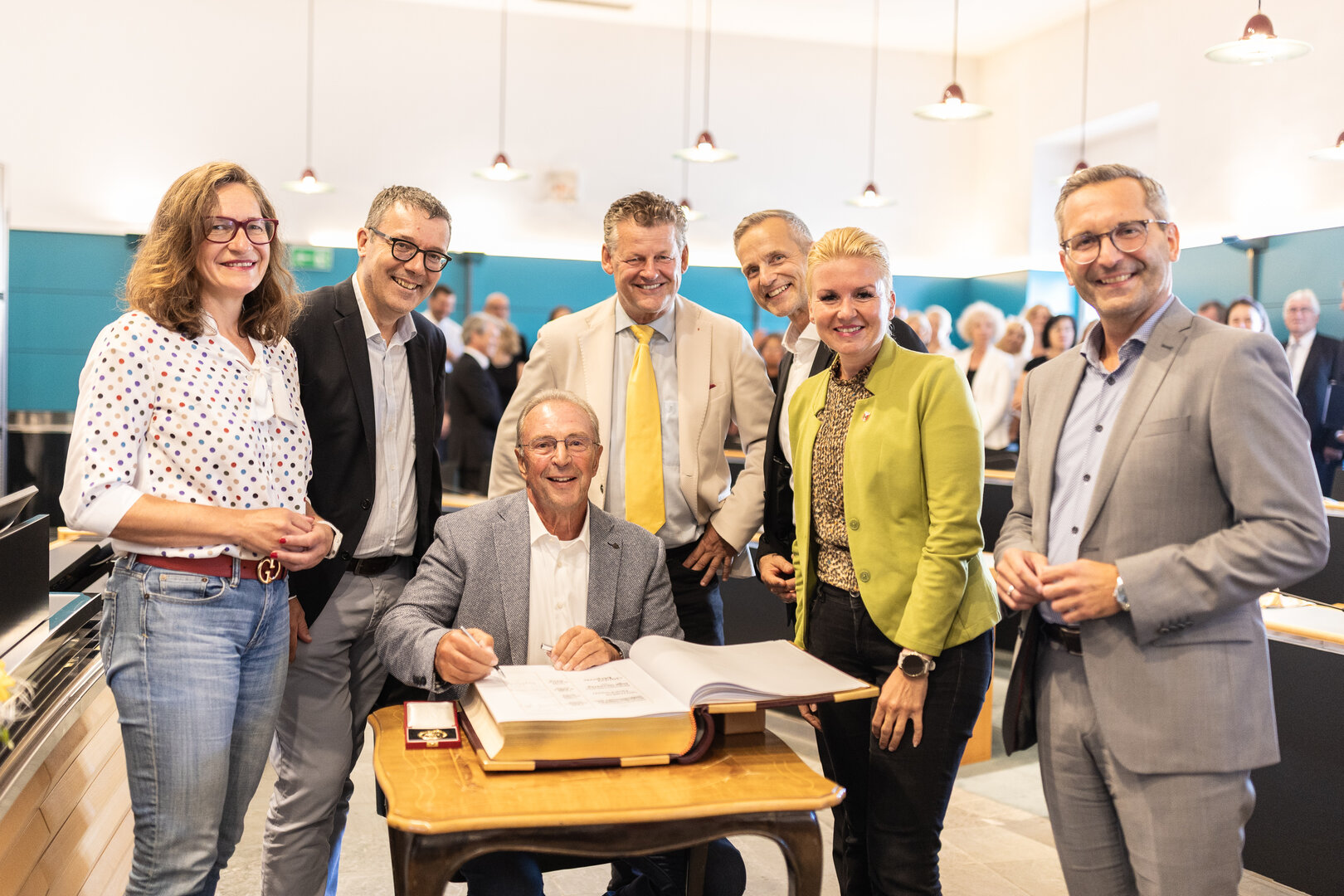 Stadträtin DI Constance Mochar, GR Mag. Manfred Jantscher, Bürgermeister Christian Scheider, GR Michael Gussnig, Stadträtin Sandra Wassermann, BA und Stadtrat Mag. Franz Petritz gratulierten Günter Magerle zum 80. Geburtstag. Er erhielt außerdem die Goldene Medaille und trug sich in das Goldene Buch der Stadt ein.  Foto: SK / Zangerle
