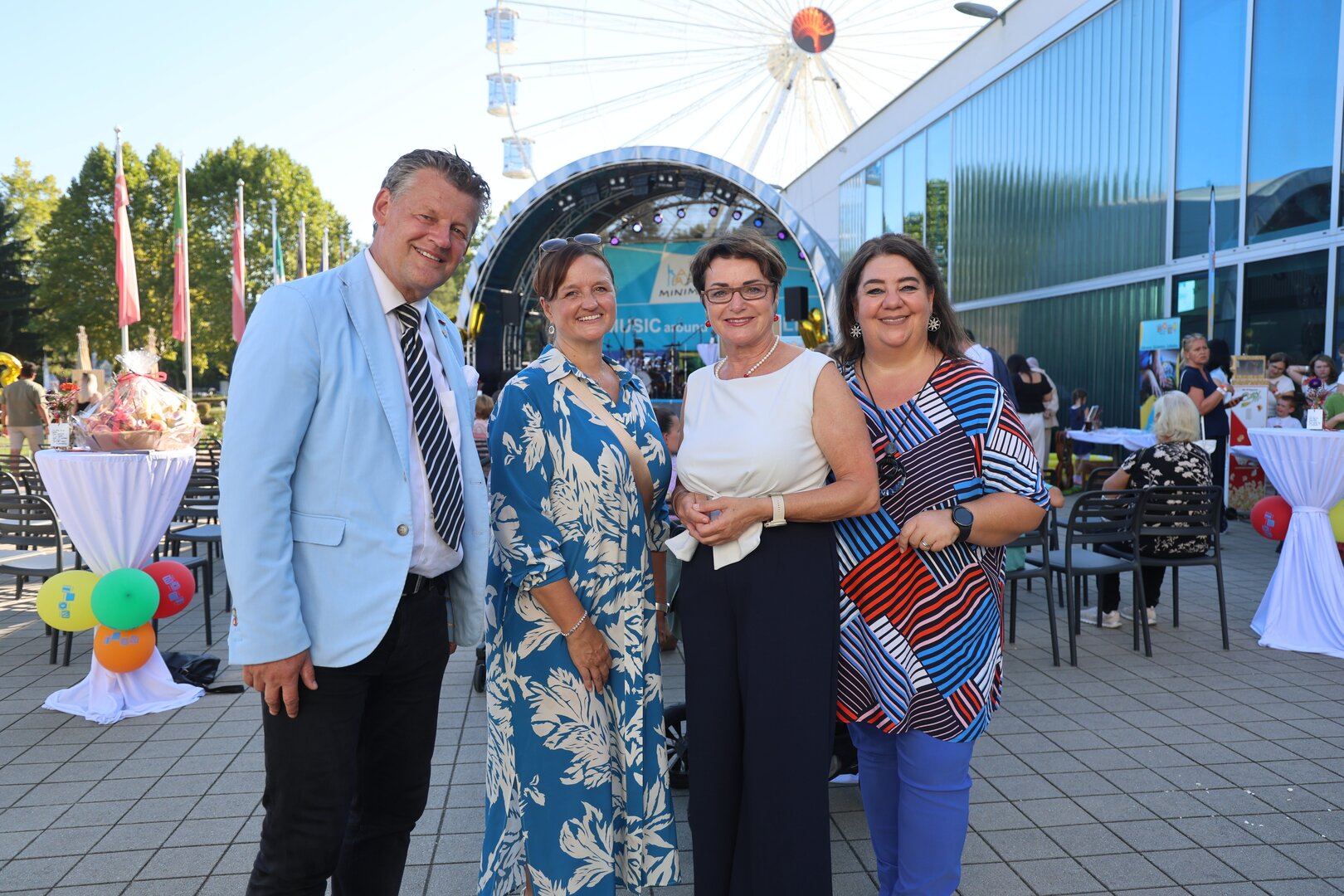 v.l.n.r. Bürgermeister Christian Scheider mit der Leiterin Sabine Grünberger, BA MSc, Landesrätin Dr.in Beate Prettner und Gemeinderätin Ines Domenig BEd bei der 20-Jahr-Feier vom Verein MOKI. Foto: SK/Peter Just