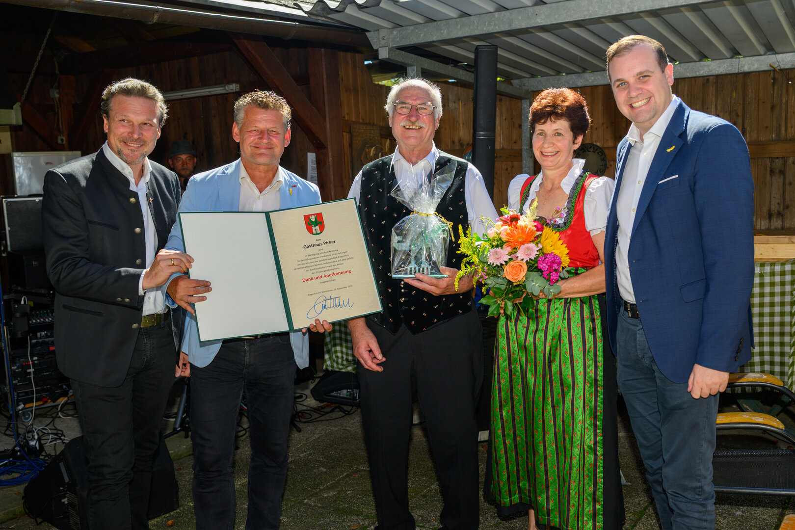 Bürgermeister Christian Scheider, Vizebürgermeister Patrick Jonke und Gemeinderat Wolfgang Germ gratulierten Helga und Josef Preduschnigg zur Verleihung der Dank- und Anerkennungsurkunde anlässlich des 50-Jahr-Jubiläums vom Gasthaus Pirker. Foto: StadtKommunikation/Hude