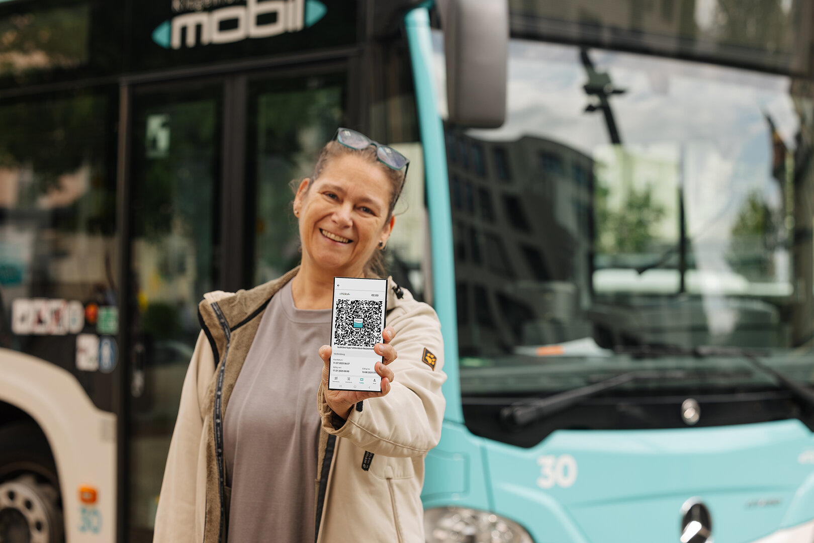 Die neue App informiert zusätzlich über Haltestellen in der Nähe, bietet Kartenansichten für den öffentlichen Verkehr, Rad- und Fußwege sowie Carsharing-Angebote.