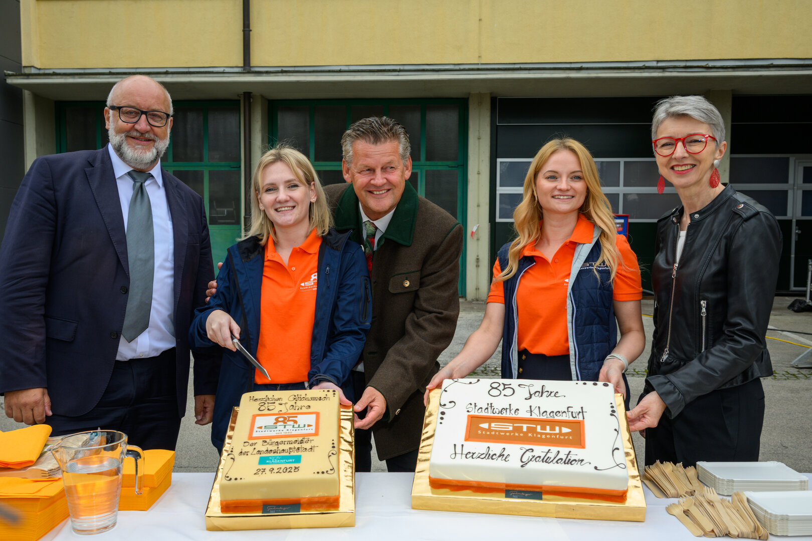 v.l.: STW-Vorstand DI Erwin Smole mit Bürgermeister Christian Scheider und Landeshauptmann-Stellvertreterin Dr. Gaby Schaunig beim Anschneiden der Jubiläumstorte zu 85 Jahre Stadtwerke Klagenfurt.  Foto: StadtKommunikation / Thomas Hude 