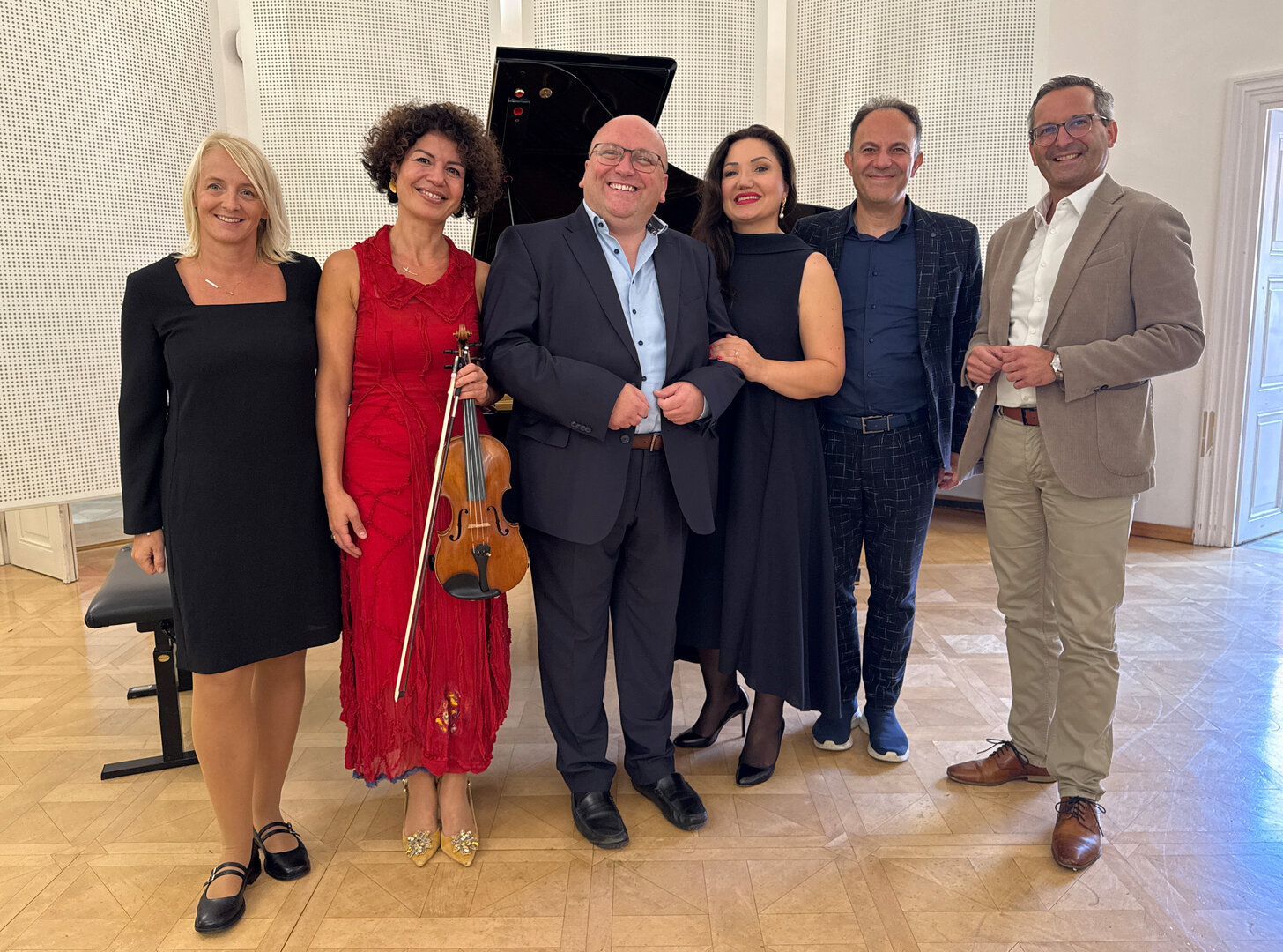 v.l.: Manuela Krassnitzer (Organisatorin des Programms im Gustav Mahler-Komponierhäuschen), Anna Hakobyan, Kulturabteilungsleiter Mag. Alexander Gerdanovits mit Sopranistin Liana Aleksanyan sowie Karen Asatrian und Kulturstadtrat Mag. Franz Petritz. Foto: Büro Petritz